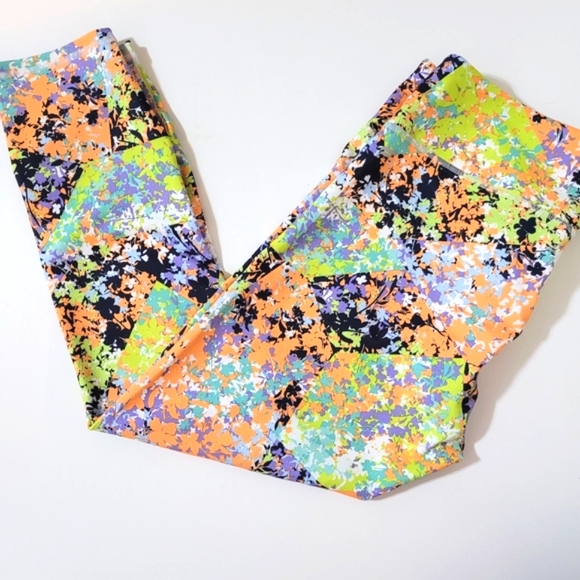 Fabletics Mid Rise Capri, Meridian remix, size Medium - Picture 3 of 9